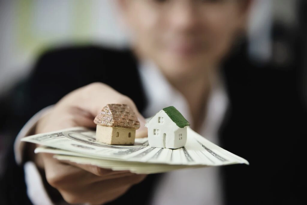 business-man-show-money-Cash-vs.-Contingent-Offers:-A-Seller's-Perspective